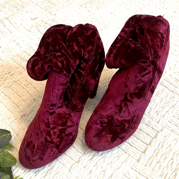 Velvet Express Booties Size 7 - Picture 3 of 5